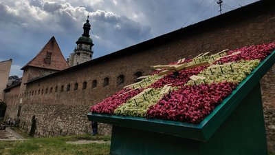 Квітковий годинник на пл. Митній