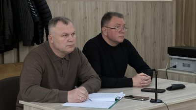 Обвинувачений Олег Бєлоножко та його адвокат Валерій Каралаш