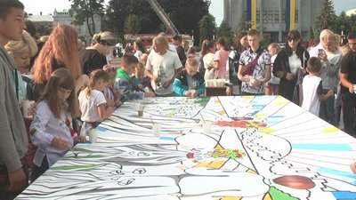 Розмір картини становить 2х5 метрів і поділена вона на 900 шматочків. Розмір картини становить 2х5 метрів і поділена вона на 900 шматочків.