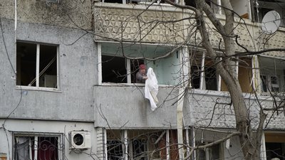 Мешканка багатоповерхівки в Чугуєві, в якій вилетіли вікна внаслідок російського влучання в центрі міста. Харківська область, 8 березня 2024 року. Мешканка багатоповерхівки в Чугуєві, в якій вилетіли вікна внаслідок російського влучання в центрі міста. Харківська область, 8 березня 2024 року.