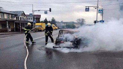 В Озерній на Тернопільщині зранку згорів автомобіль. Водій травмований