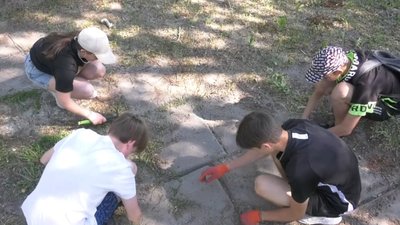 На Полтавщині учнів залучають до оплачуваних громадських робіт На Полтавщині учнів залучають до оплачуваних громадських робіт