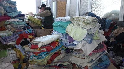 У Житомирі кілька тисяч людей отримали допомогу у гуманітарному штабі при міському палаці культури У Житомирі кілька тисяч людей отримали допомогу у гуманітарному штабі при міському палаці культури