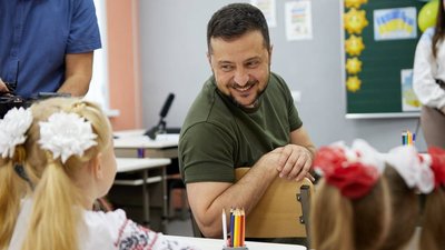 Володимир Зеленський і пес Патрон сіли за парти в школі Ірпеня на Київщині Володимир Зеленський і пес Патрон сіли за парти в школі Ірпеня на Київщині