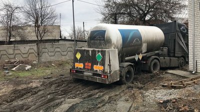 У Дніпрі вантажний автомобіль з киснем застряг у багнюці