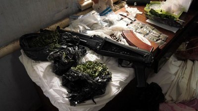 Наркотики, автомат та боєприпаси зберігав вдома житель Херсона