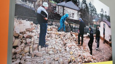 Добровольці, які допомагали розбирати пошкоджені будівлі в Київській області Добровольці, які допомагали розбирати пошкоджені будівлі в Київській області
