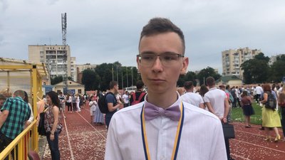 Золотий медаліст Юрій Ярош отримав два таких сертифікати на 10 тисяч гривень. Фото: Суспільне Золотий медаліст Юрій Ярош отримав два таких сертифікати на 10 тисяч гривень. Фото: Суспільне