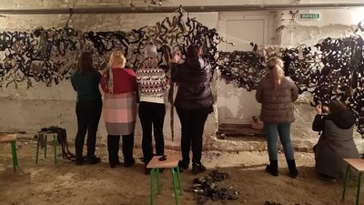 В одному з укриттів лучани плетуть маскувальні сітки для військових В одному з укриттів лучани плетуть маскувальні сітки для військових