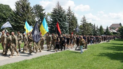 В Ужгороді попрощалися з полеглим на війні командиром тактичної групи "Карпатської Січі" Анатолієм Тегзою В Ужгороді попрощалися з полеглим на війні командиром тактичної групи "Карпатської Січі" Анатолієм Тегзою