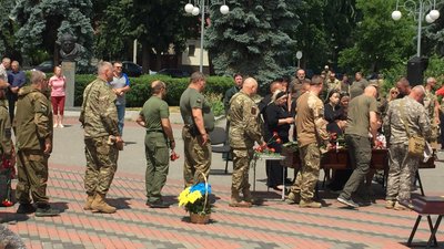 Загинув унаслідок артилерійського обстрілу: у Черкасах попрощались з військовослужбовцем