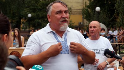 Капранов диктував, містяни писали. У Дніпрі провели диктант просто неба – фото Капранов диктував, містяни писали. У Дніпрі провели диктант просто неба – фото