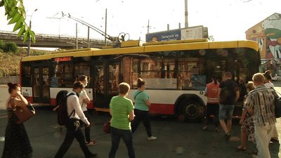 На кінцевих зупинках громадського транспорту в Одесі працюють "посадочні команди" На кінцевих зупинках громадського транспорту в Одесі працюють "посадочні команди"