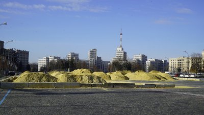 На площі Свободи у Харкові почали монтувати новорічну ялинку На площі Свободи у Харкові почали монтувати новорічну ялинку