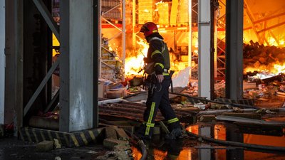 Пожежники ліквідують загоряння внаслідок атаки РФ по Одесі 24 червня