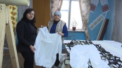 У волонтерському центрі на Вінниччині плетуть сітки та шиють маскувальні костюми