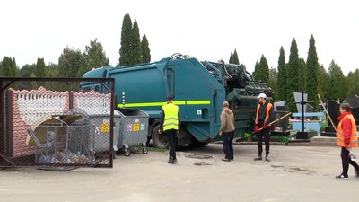 Більше 2 тисяч кубометрів сміття вивезли з кладовищ Житомира напередодні поминальних днів Більше 2 тисяч кубометрів сміття вивезли з кладовищ Житомира напередодні поминальних днів