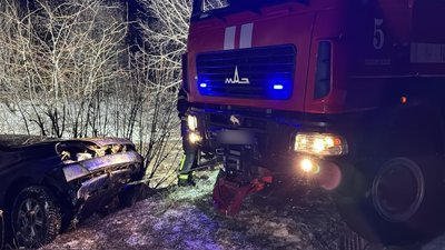 Рятувальники витягають автівку на дорогу, Запорізька область, 14 грудня 2025