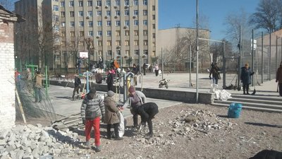У Житомирі прибирають територію розбомленої російськими військами школи