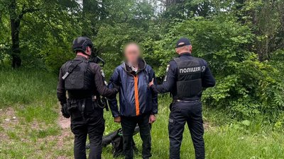 Чоловік під час затримання співробітниками поліції, Хмельницька область, травень 2026 року