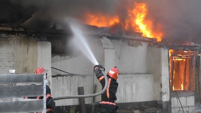 У Новоселиці горів склад будматеріалів У Новоселиці горів склад будматеріалів