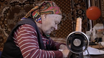 "Шию щодня": 79-річна волинянка шиє адаптивний одяг для військових "Шию щодня": 79-річна волинянка шиє адаптивний одяг для військових