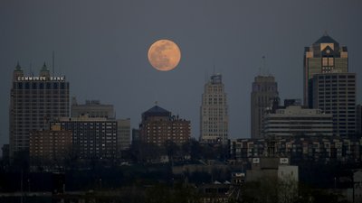 Над Землею піднявся Квітковий Місяць. Як він виглядав з різних куточків світу