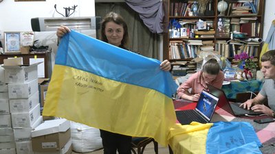 Щоб допомогти ЗСУ. У Калуші на аукціоні продають підписаний Олегом Псюком прапор Щоб допомогти ЗСУ. У Калуші на аукціоні продають підписаний Олегом Псюком прапор