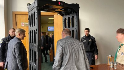 Рамка-металошукач у Рівненській обласній раді
