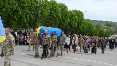 На Тернопільщині попрощалися з бійцем Сергієм Степанюком На Тернопільщині попрощалися з бійцем Сергієм Степанюком