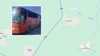 Пошкоджений автобус внаслідок удару по ньому на дорозі поблизу Нової Олександрівки