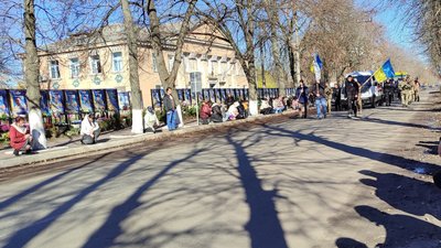 На Кіровоградщині попрощалися з чотирма захисниками, які загинули на війні з Росією На Кіровоградщині попрощалися з чотирма захисниками, які загинули на війні з Росією