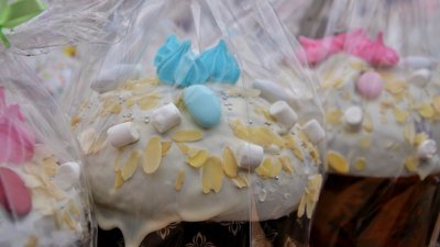 Повні прилавки, паски та багато людей: що відбувається на "Привозі" перед Великоднем. ФОТО Повні прилавки, паски та багато людей: що відбувається на "Привозі" перед Великоднем. ФОТО