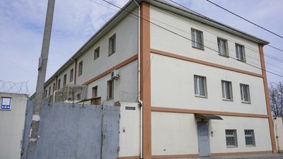 Під час окупації у Херсонському ізоляторі армія РФ створила "жіночі камери", де тримала щонайменше тридцять українок Під час окупації у Херсонському ізоляторі армія РФ створила "жіночі камери", де тримала щонайменше тридцять українок