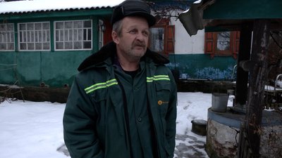На Чернігівщині незряча жінка в’яже шкарпетки сину, який на фронті, та його побратимам На Чернігівщині незряча жінка в’яже шкарпетки сину, який на фронті, та його побратимам