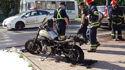 У Черкасах поливальна машина загасила палаючий мотоцикл У Черкасах поливальна машина загасила палаючий мотоцикл
