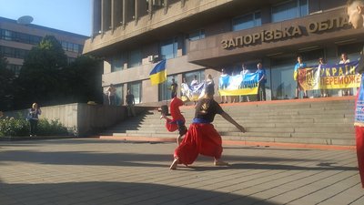 До Дня Конституції в Запоріжжі містяни пройшлись ходою та провели віче До Дня Конституції в Запоріжжі містяни пройшлись ходою та провели віче