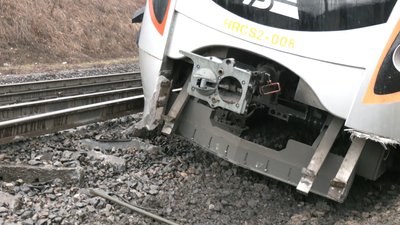 В Укрзалізниці з'ясували, чому поїзд "Київ-Запоріжжя" зрушив з рейок В Укрзалізниці з'ясували, чому поїзд "Київ-Запоріжжя" зрушив з рейок