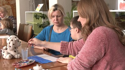 Підтримка малюнком: у Черкасах молодь з інвалідністю готує листівки військовим Підтримка малюнком: у Черкасах молодь з інвалідністю готує листівки військовим