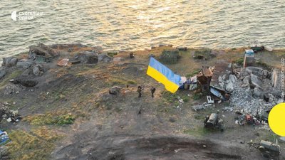 український прапор встановили на острові Зміїний український прапор встановили на острові Зміїний