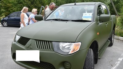 Пікап для ЗСУ: освітяни однієї з громад Житомирщини передали військовим автомобіль