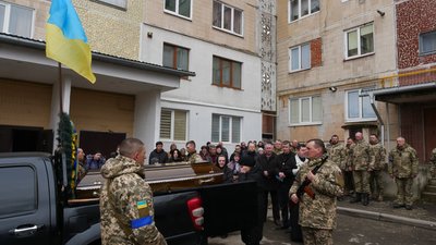Тіло загиблого бійця привезли до будинку, де він проживав