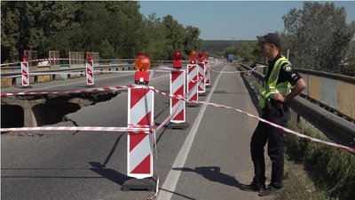 У Харкові момент обвалу частини мосту потрапив на відео У Харкові момент обвалу частини мосту потрапив на відео