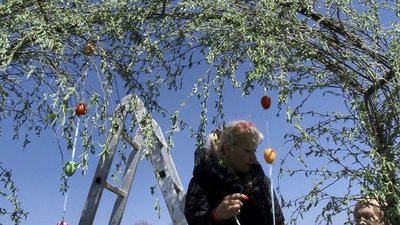 Перед Великоднем у Черкасах встановили два десятки об’ємних писанок Перед Великоднем у Черкасах встановили два десятки об’ємних писанок