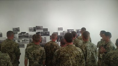 Чорно-біла мотивація: у Черкасах відкрили виставку зі світлинами воїнів-спортсменів