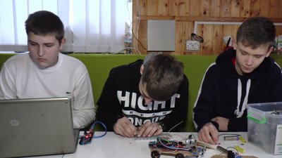 Півтора року без ТБ: волонтери підключають цифру прикарпатським пенсіонерам