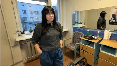 У луцькому госпіталі перукарки безплатно стрижуть військових — Вероніка Тарасова У луцькому госпіталі перукарки безплатно стрижуть військових — Вероніка Тарасова