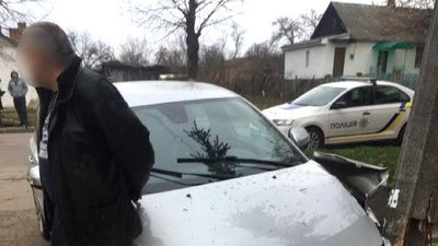 Зупинився об стовп: поліція оприлюдгнила відео погоні за п’яним водієм на Рівненщині Зупинився об стовп: поліція оприлюдгнила відео погоні за п’яним водієм на Рівненщині