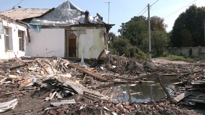 Жителі будинку на Одеській у Харкові самостійно почали ремонт після влучання в дім російської ракети Жителі будинку на Одеській у Харкові самостійно почали ремонт після влучання в дім російської ракети