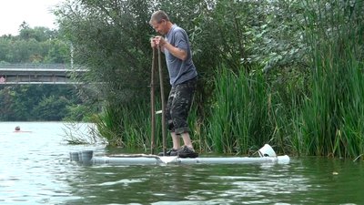 Вінничанин із труб та старих черевиків створив лижі-водоходи Вінничанин із труб та старих черевиків створив лижі-водоходи